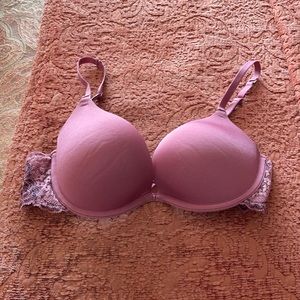 Beautiful bra in pristine condition.